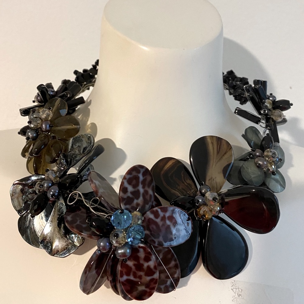 Real pearl necklace with flower designs